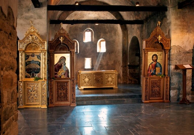 иконостаси в църковен храм